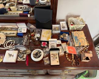 Lots of beautiful jewelry!