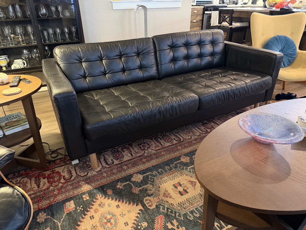 Leather couch, multiple 8x10 Ruggable rugs, tables, chairs