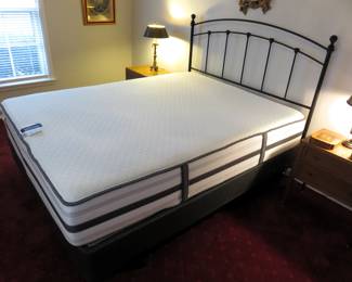 Queen Beautyrest hybrid mattress