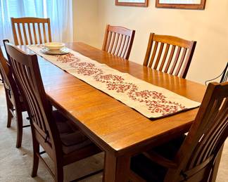 Beautiful table w/2 leaves, 6 chairs