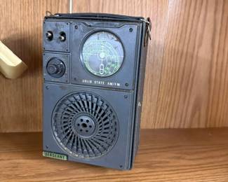 Vintage Solid-State AM/FM Portable Radio