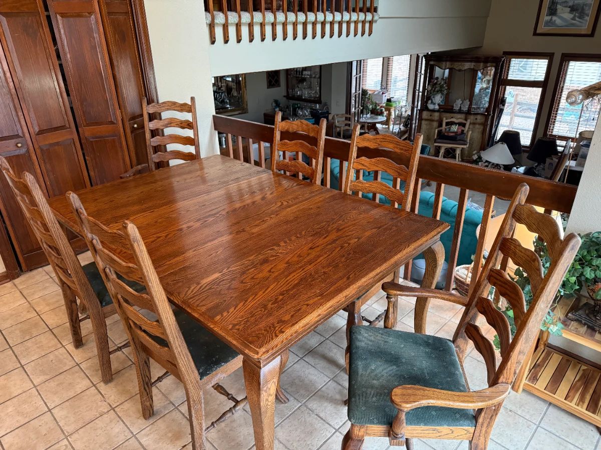 Oak Table w/ leaf and 6 chairs