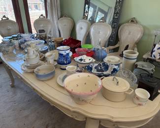 Large dining room table w/ leaf and 8 chairs