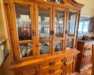 Broyhill hutch 