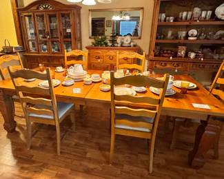Broyhill  dining table and 6 chairs 