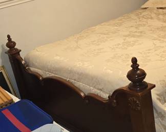 Footboard to Queen Bed