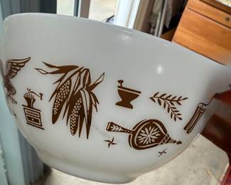 Pyrex mixing bowl in the Early American pattern