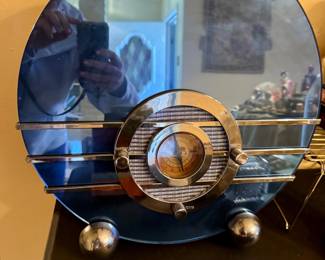 This item is a Thomas Museum Series Sparton Bluebird Replica Radio (Model TPC-109). It is a reproduction of the famous 1930s Art Deco radio designed by Walter Dorwin Teague. Key features include: