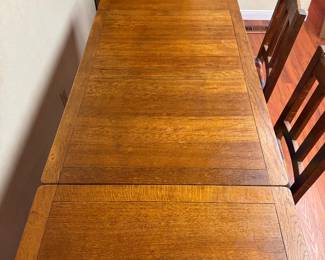 Expandable kitchen table