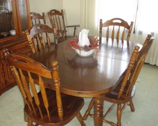 Oak Dining Room Table with (6) Chairs, (2) Leaf's & Pads