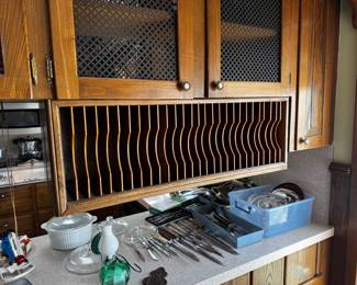 Under cabinet mount plate rack