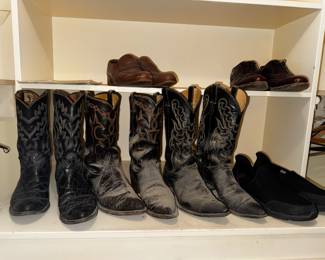 Men’s cowboy boots in size 9. All good condition