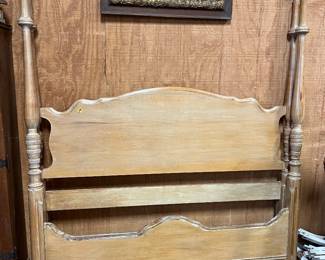 	F18. Queen 4 Poster/Canopy Bed								60” W