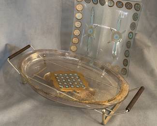 A vintage mid-century modern Culver Ltd. "Valenica" pattern of 22k gold leaf with turquoise-color accents Pyrex server/platter held in a gold-tone metal cradle with wooden handles, with a Culver Ltd. square glass divided compartment tray featuring a distinctive gold starburst and turquoise patterned design