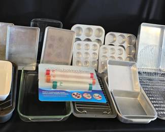 EBE126 - Assorted Bakeware 
