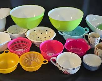 EBE149 - Assortment Of Colanders, Strainers abd Bowls 