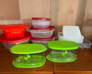 EBE090 Mystery Lot of Plastic Kitchen Storage Containers