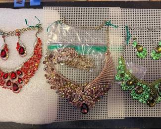 EBE161 - Multi lot costume jewelry set (needs repairs) 