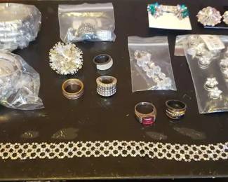 EBE187- Assorted Costume Jewelry Pieces