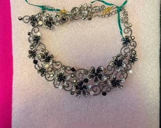 EBE157 - Vintage-style floral costume necklace
