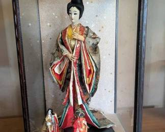 EBE034 - Geisha Dolls In Wood And Glass Display Case 