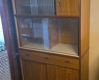 EBE065 - Display Case/Hutch 