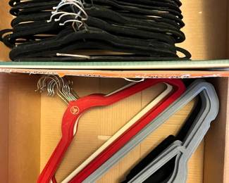 EBE241 Huge Mix Of Velvet Hangers! 