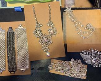 EBE174 - Multi lot of Costume Jewelry w/ Travel bag 