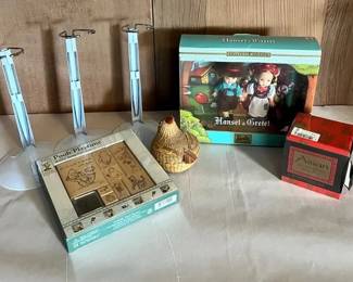 EBE181 Barbie Hansel & Gretel With Miscellaneous Small Collectibles