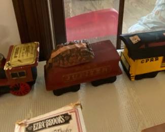 Train cars decanter set