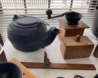 Cast iron kettle, cheese box & coffee grinder 