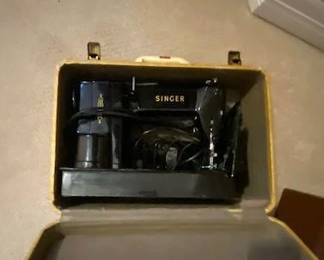 *RARE FIND* Vintage Singer Featherweight 221 Sewing Machine (1950's) Compact 11 lbs, w/Portable Carrying Case