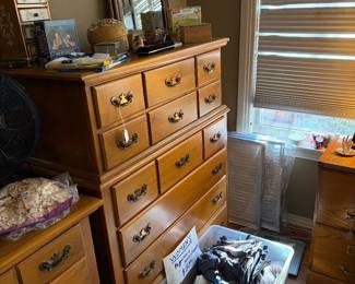 Maple chest of drawers.