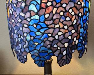Tiffany staine glass "Wisteria" lamp