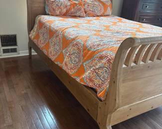 Sleigh Bed second image