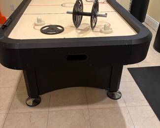 Air hockey table 