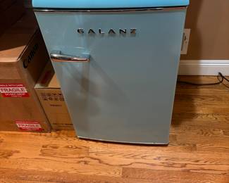 Galanz mini fridge 