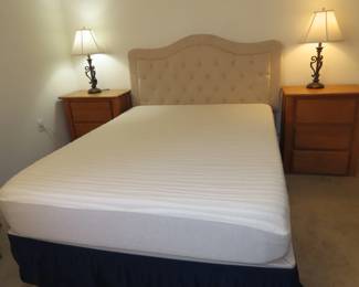 Sleep Number P6, adjustable queen size bed and deep tufted headboard. Two matching nightstands and table lights.