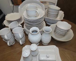Large dinner set Lenox French Pebble.