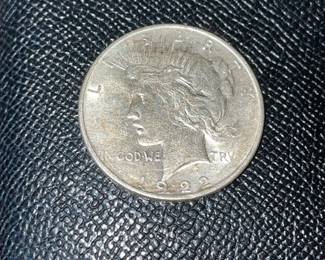 Collection of 10 1922 silver peace dollars