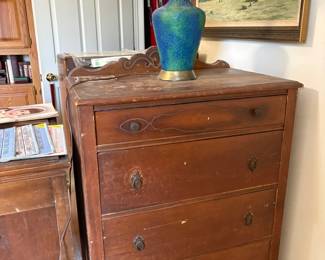 chest of drawers, lamps