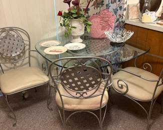 glass table with 4 chairs