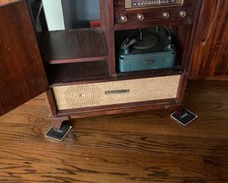 Vintage radio and phonograph 