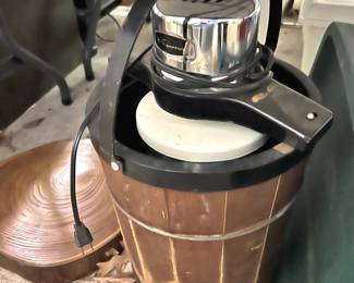 Electric ice cream maker