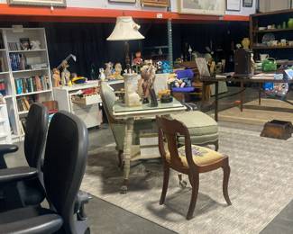 Overview of office chairs, occasional chairs, white desk, art work