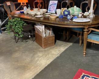 Large dining table with 3 leaves, Keyhole back dining chairs (2 arms, (4) sides, 