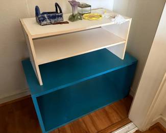 PHS092 2 Small Shelves And Ceramic Pieces 