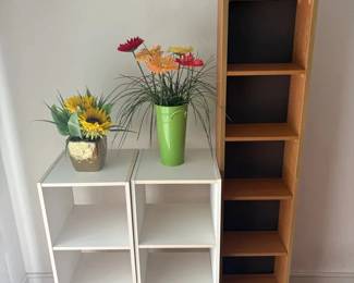 PHS085 Tall Wooden Bookcase, Two Small Cube Storage, Two Artificial Flowers