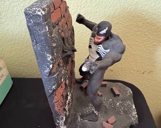 Spider-Man vs. Venom Diorama Bookend