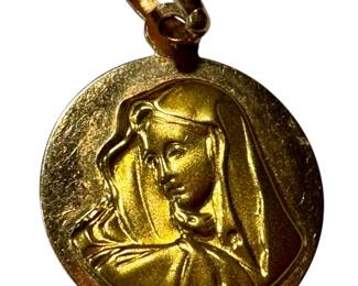 Vintage 18K Gold Virgin Mary Pendant. Diameter: approx. 0.5 in (12.7 mm)